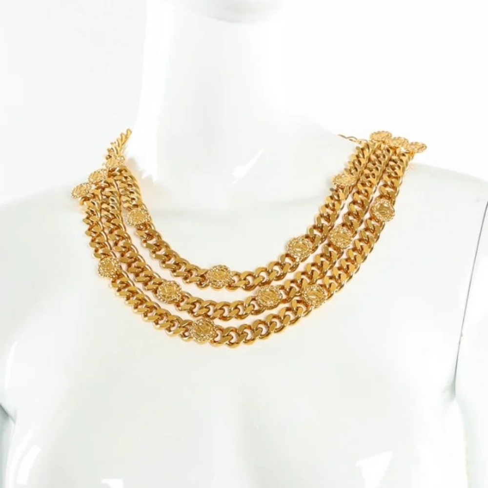 Stunning St. John Vintage 1980's-90'    Gold Chain Belt with Medallion Accents - Picture 8 of 17